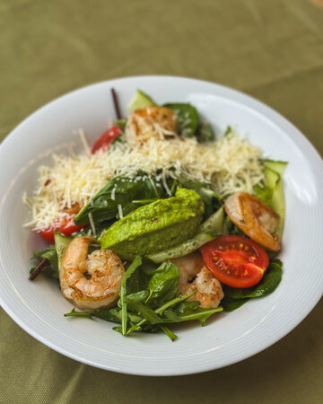 Салат с креветкой и авокадо