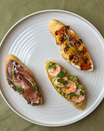 Брускетты с креветками, печеным перцем и прошутто
