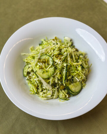 Салат из капусты с зеленым горошком