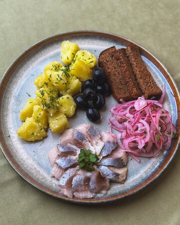 Сельдь с отварным картофелем