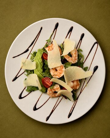 Salată cu creveți și avocado