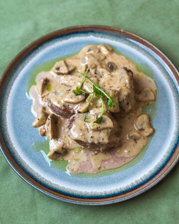 Медальоны из свинины под соусом из лесных грибов