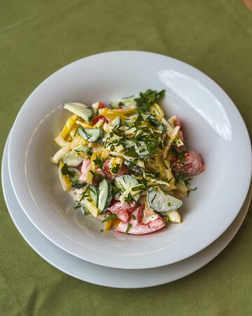 Салат из свежих овощей заправленый фермерсокой сметаной