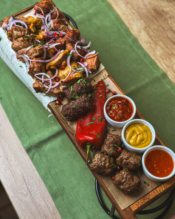 Мясное плато ”Haiducul” ( подаётся с красным вином)