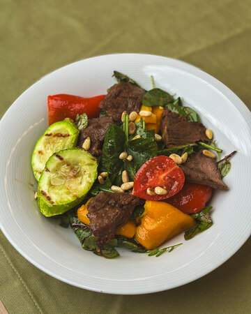 Cалат с говядиной и печеным перцем
