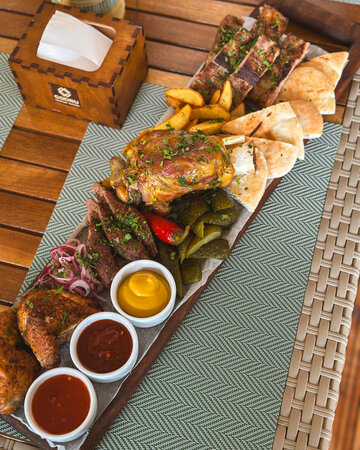 Плато мясное по-Царски ( подаётся с красным вином)