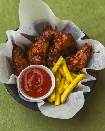 Крылышки BBQ с картофелем фри